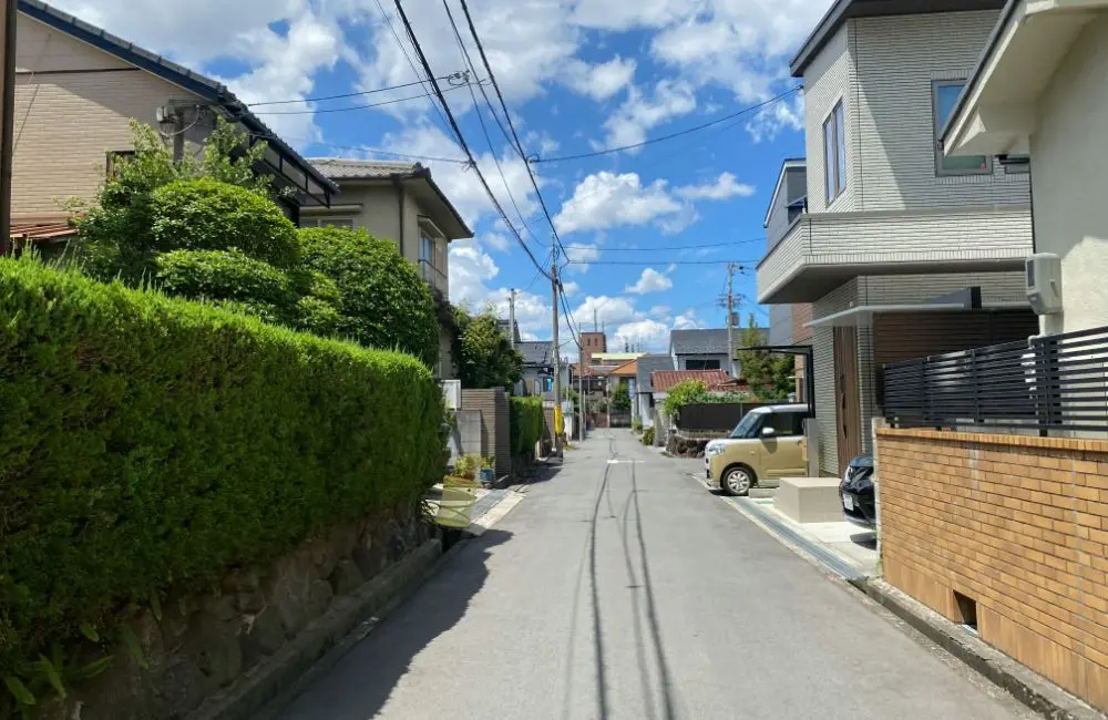 住宅地の道路の画像