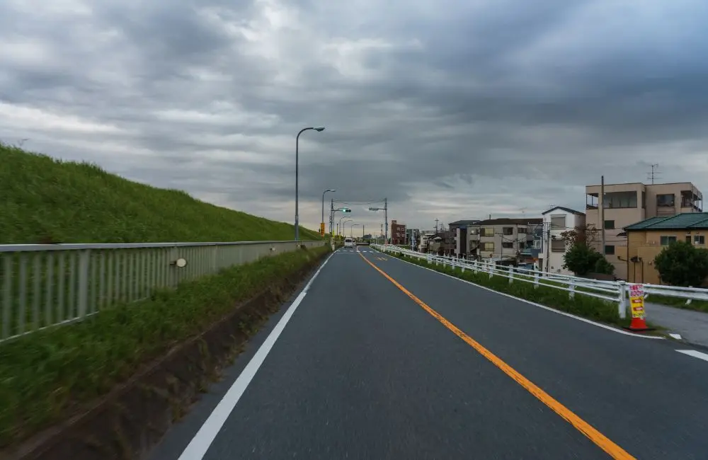 曇り空と道路の画像