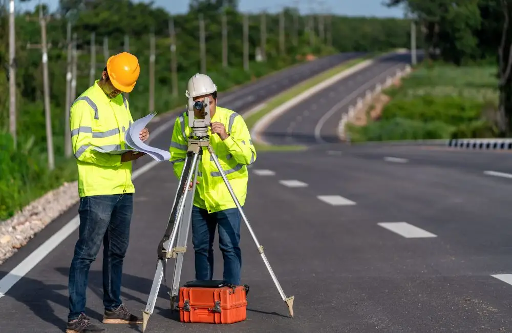 道路で水準器を使って計測中の画像
