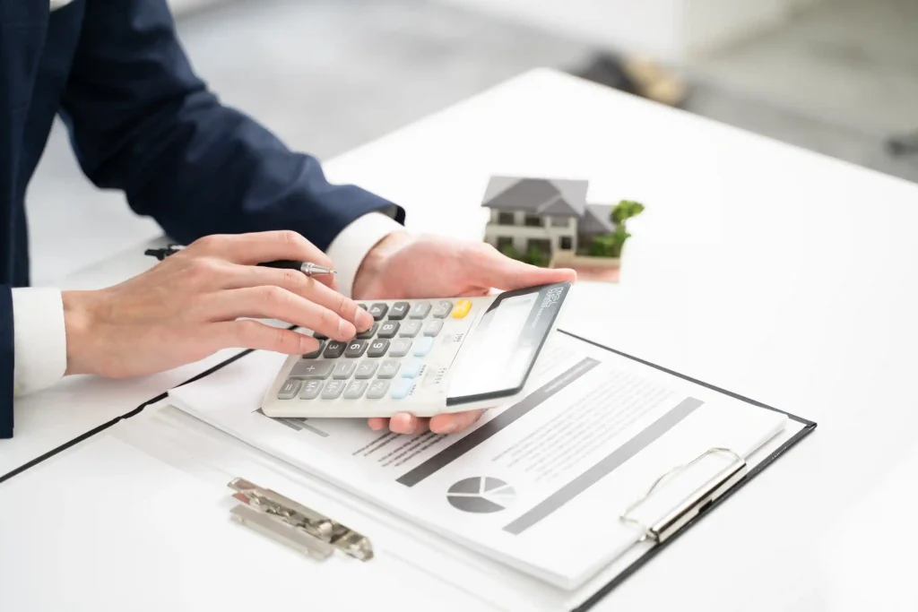 見積もりを取っている男性