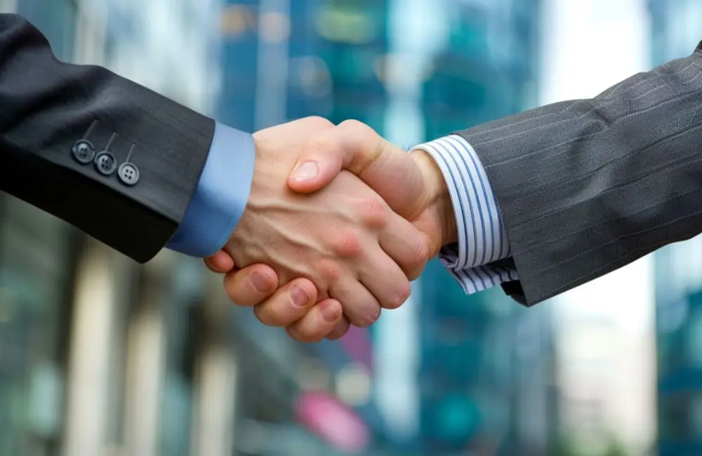 ガッチリと握手をしている画像